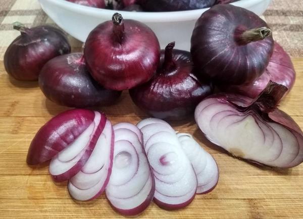 Лук 'Ялтинский красный' - сладкий и вкусный салатный сорт. Как его вырастить